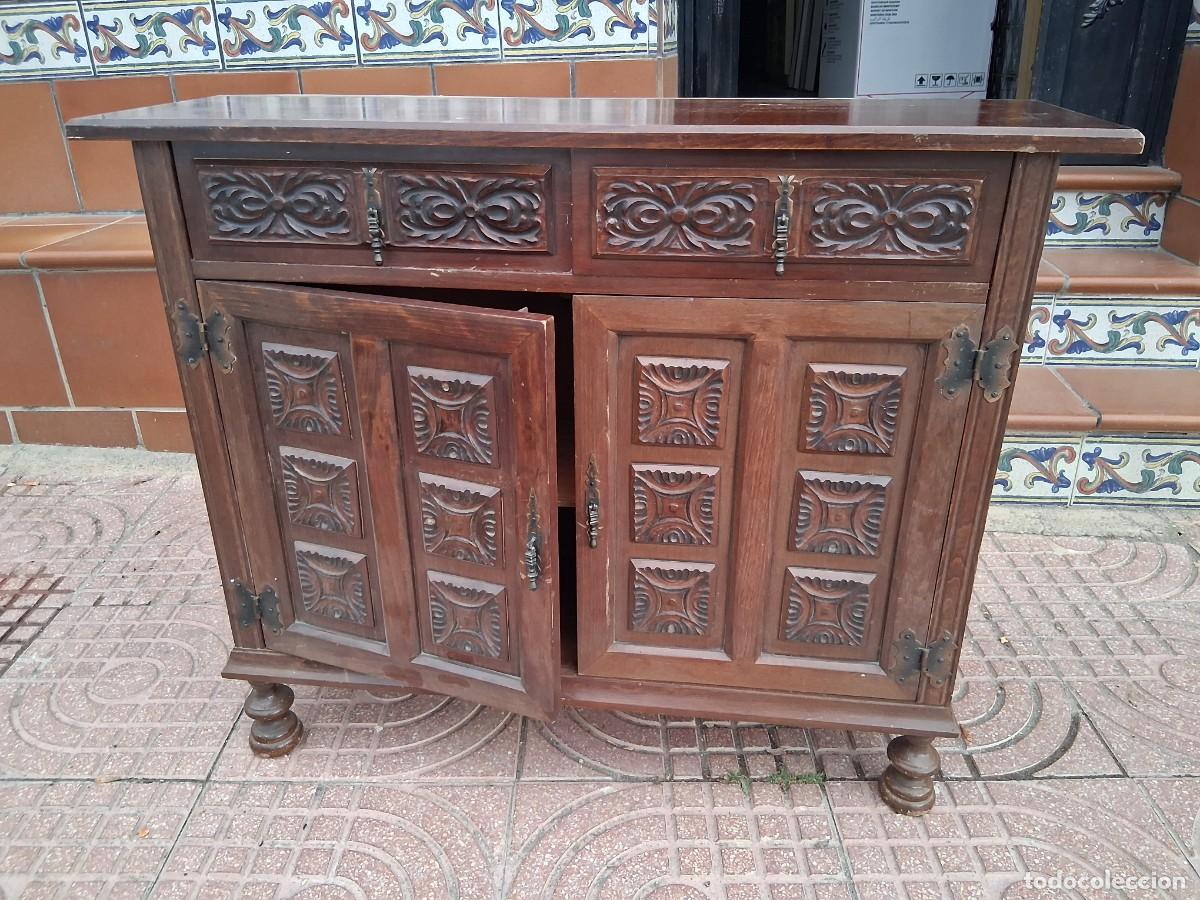 Antig&uuml;edades: Recibidor c&oacute;moda de aglomerado y madera tallada de estilo castellano