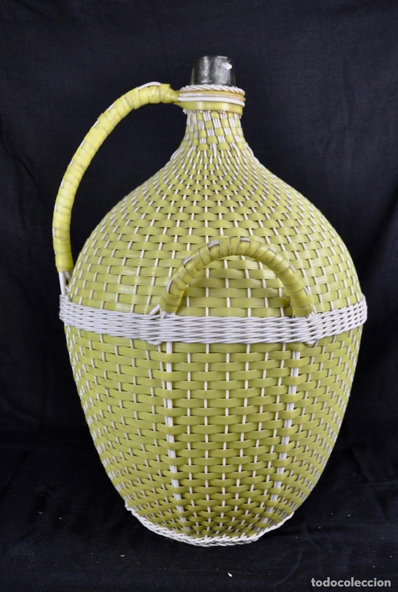Antig&uuml;edades: Damajuana forrada de plastico trenzado