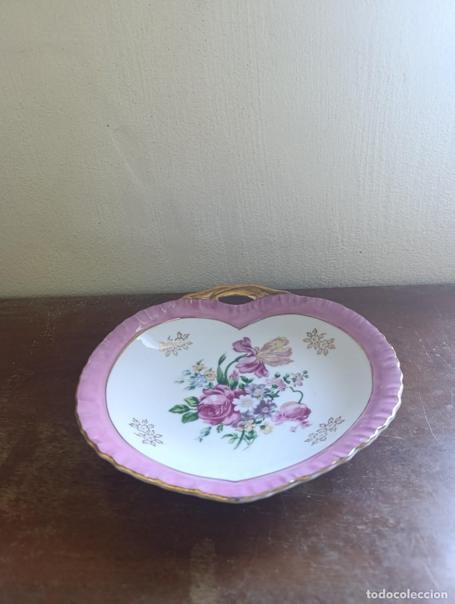 Antiquit&eacute;s: Precioso plato de porcelana con forma de corazon y motivo floral sin marca