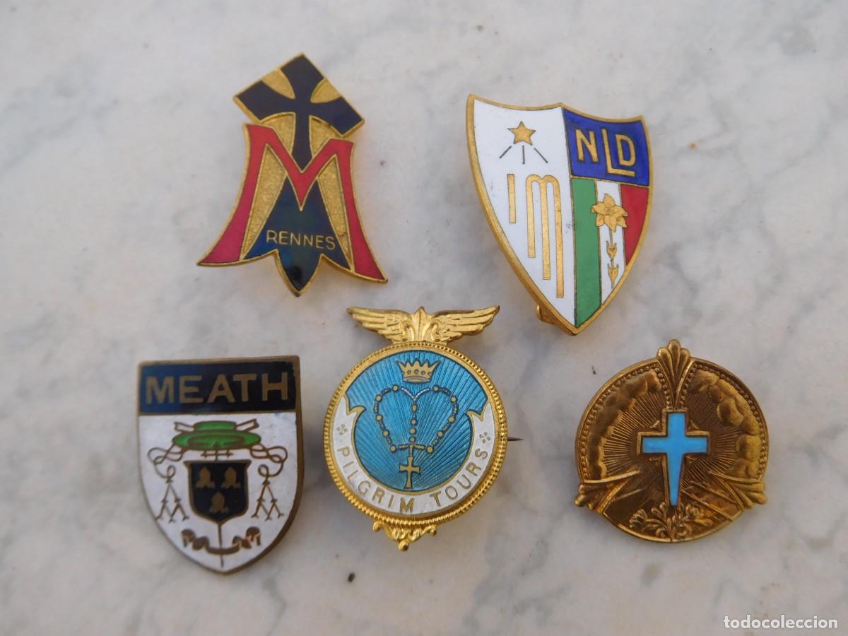 Antig&uuml;edades: Lote de insignias religiosas con esmalte