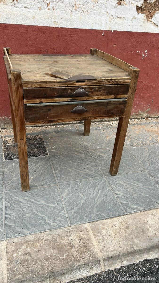 Antig&uuml;edades: BANCO ANTIGUO EN MADERA DE JOYERO DE 90 CMS. DE ALTO X 80 CMS. DE FRENTE X 75 CMS.