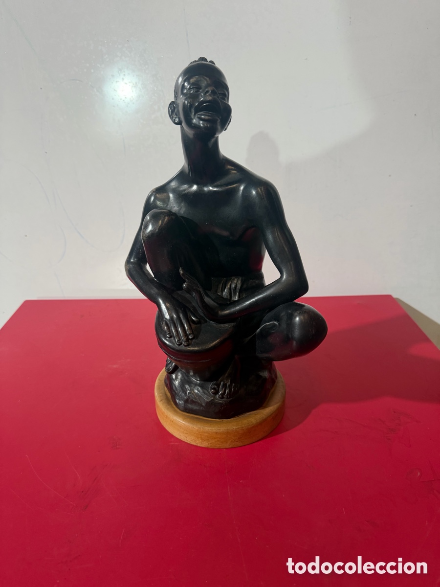 Antig&uuml;edades: Figura terracota con peana madera