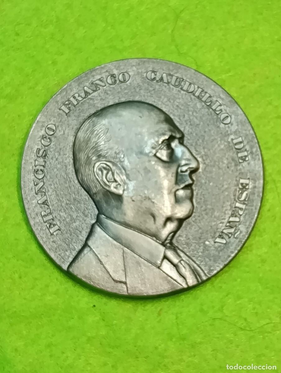 Antig&uuml;edades: Medalla de Franco a la visita de Martorell