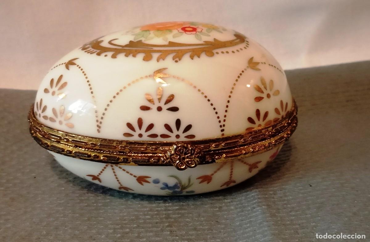 Antig&uuml;edades: Joyero porcelana vintage huevo.