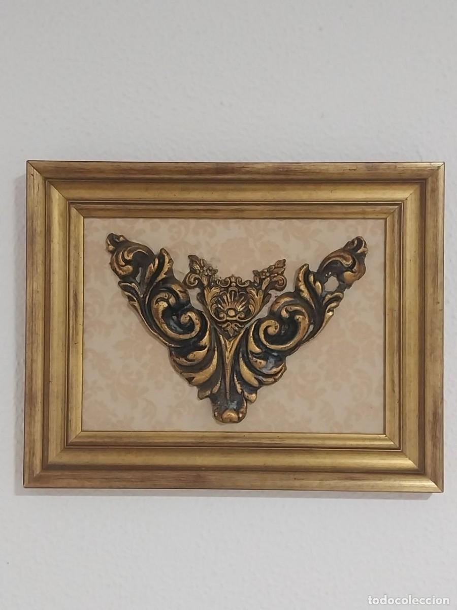 Antig&uuml;edades: Relieve Estilo Barroco sobre Tela de Damasco - Marco Madera y Trasera Terciopelo