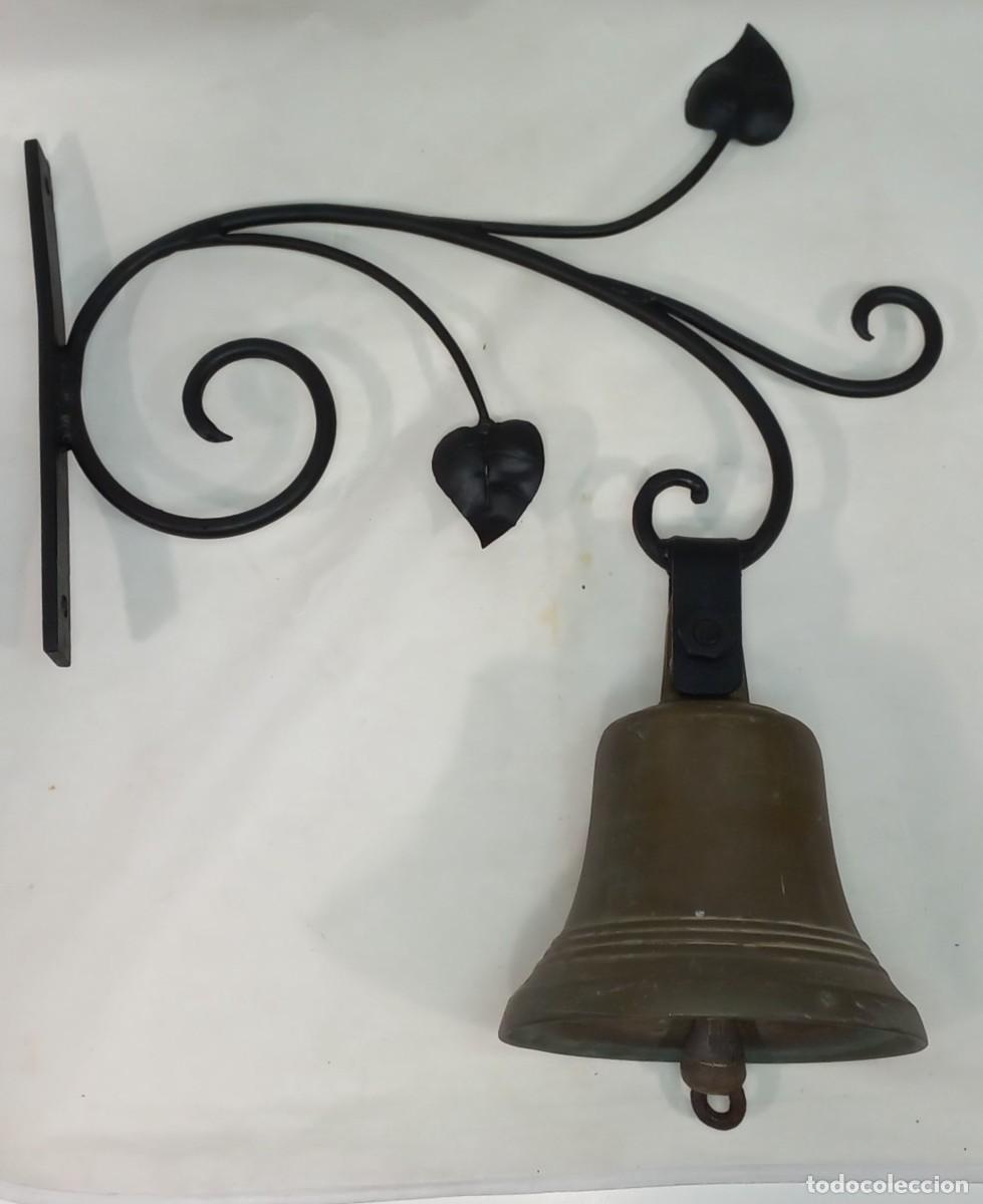 Antig&uuml;edades: ANTIGUA CAMPANA DE BRONCE DE FUNDICION CON SOPORTE DE FORJA CON MOTIVOS FLORALES