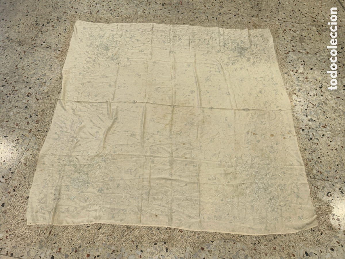 Antig&uuml;edades: ANTIGUO MANT&Oacute;N DE MANILA ISABELINO S.XIX COLOR MARFIL, MOTIVOS FLORALES BORDADO A MANO ,4 ESQUINAS