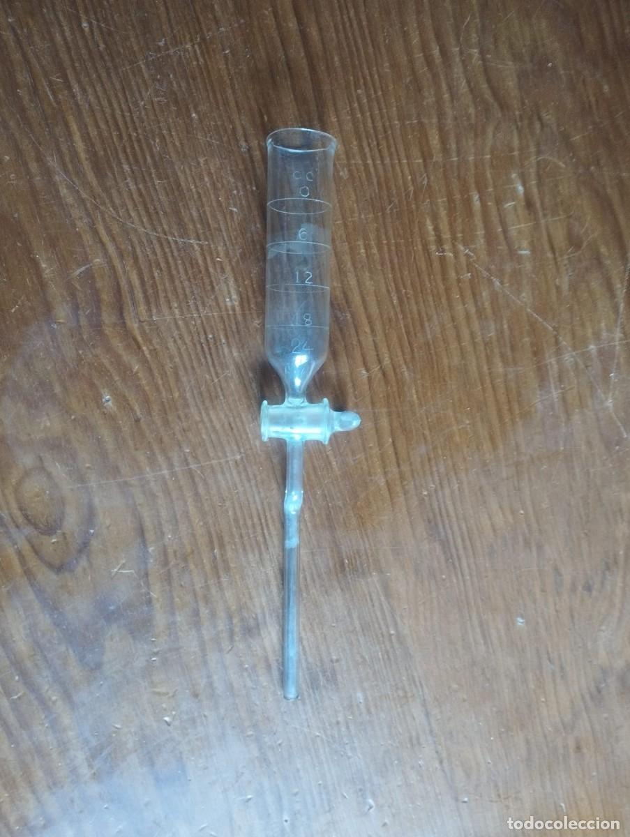 Antig&uuml;edades: Embudo de goteo cil&iacute;ndrico graduado (o embudo de adici&oacute;n).