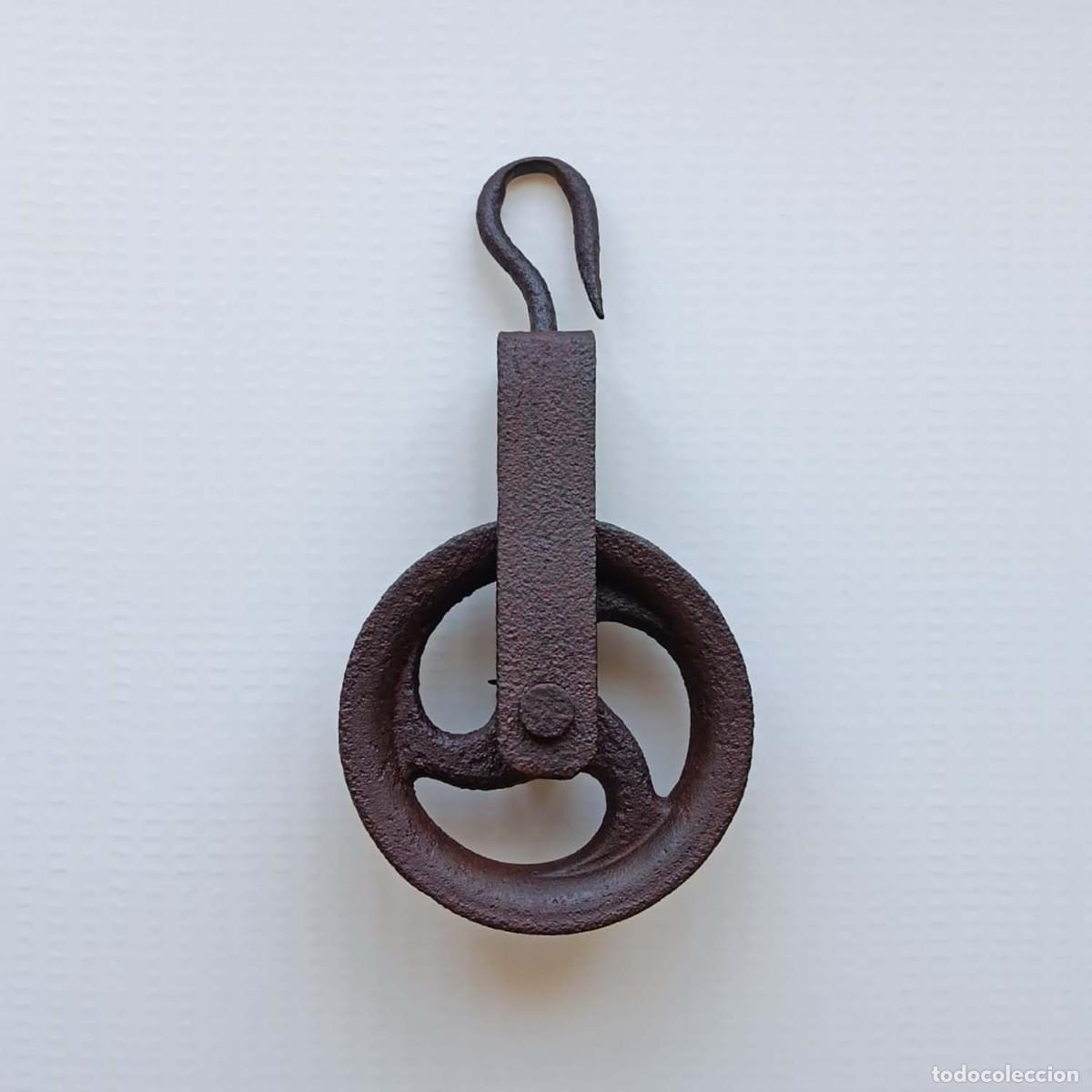 Antig&uuml;edades: Antica carrucola/puleggia da pozzo in ghisa diametro cm. 16