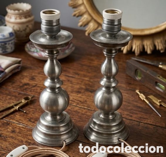 Antig&uuml;edades: Magn&iacute;fica pareja de l&aacute;mpara para mesita de noches metal plateado con forma de candelero