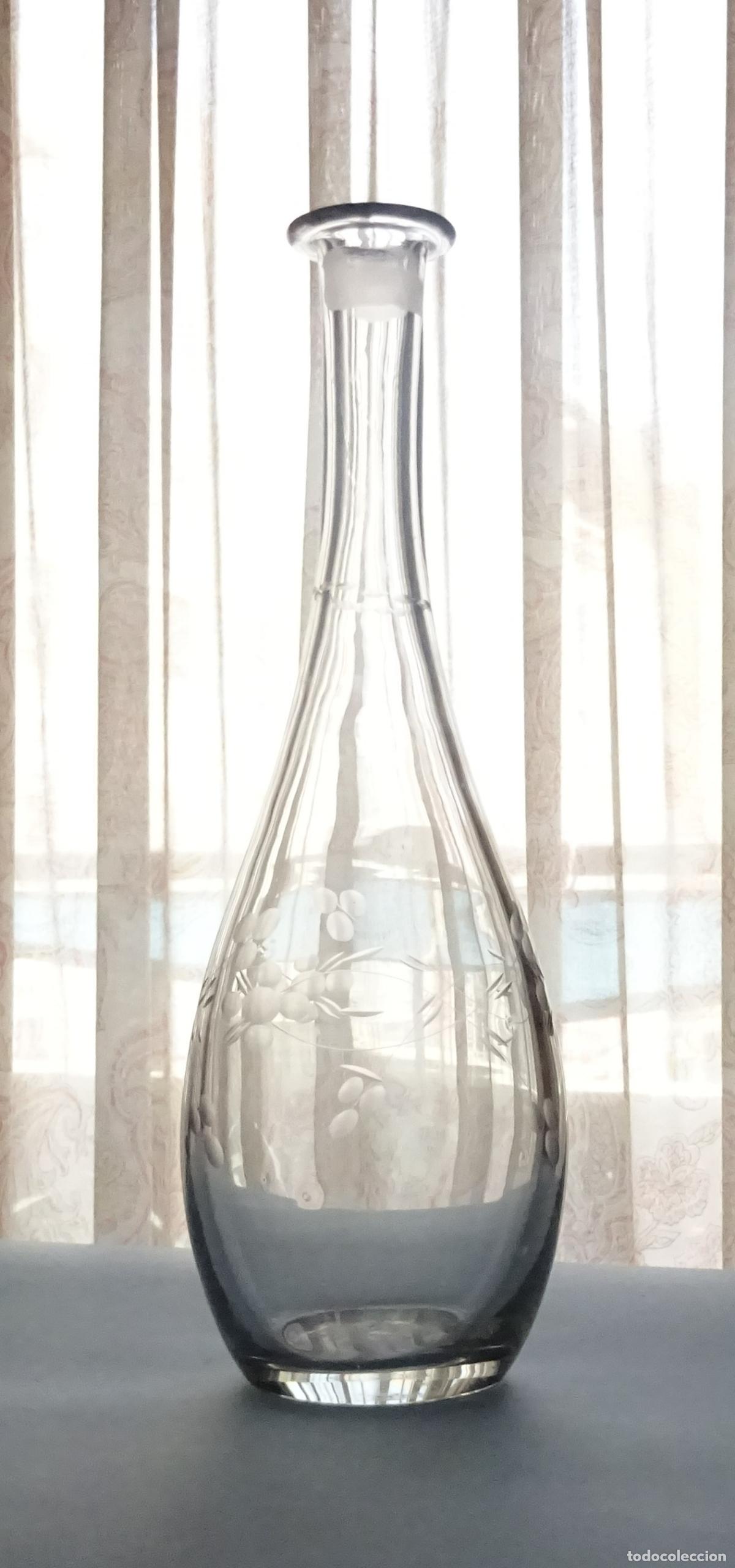 Antig&uuml;edades: BOTELLA DE VIDRIO SOPLADO GRABADO Y TALLADO CON MOTIVOS FLORALES. CUELLO ESMERILADO. SIN TAP&Oacute;N