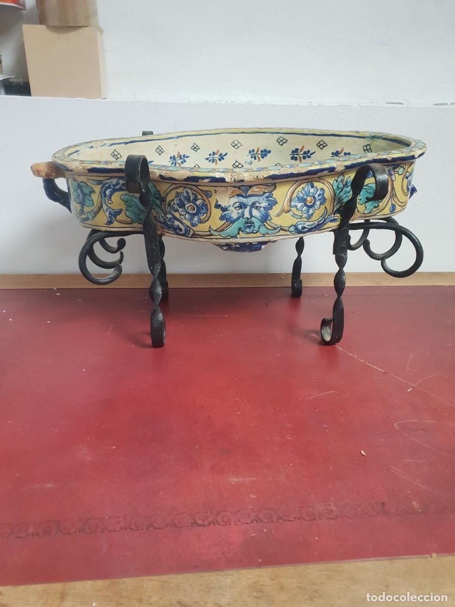 Antig&uuml;edades: Jardineras centro mesa antigua de cer&aacute;mica de triana con soporte de hierro