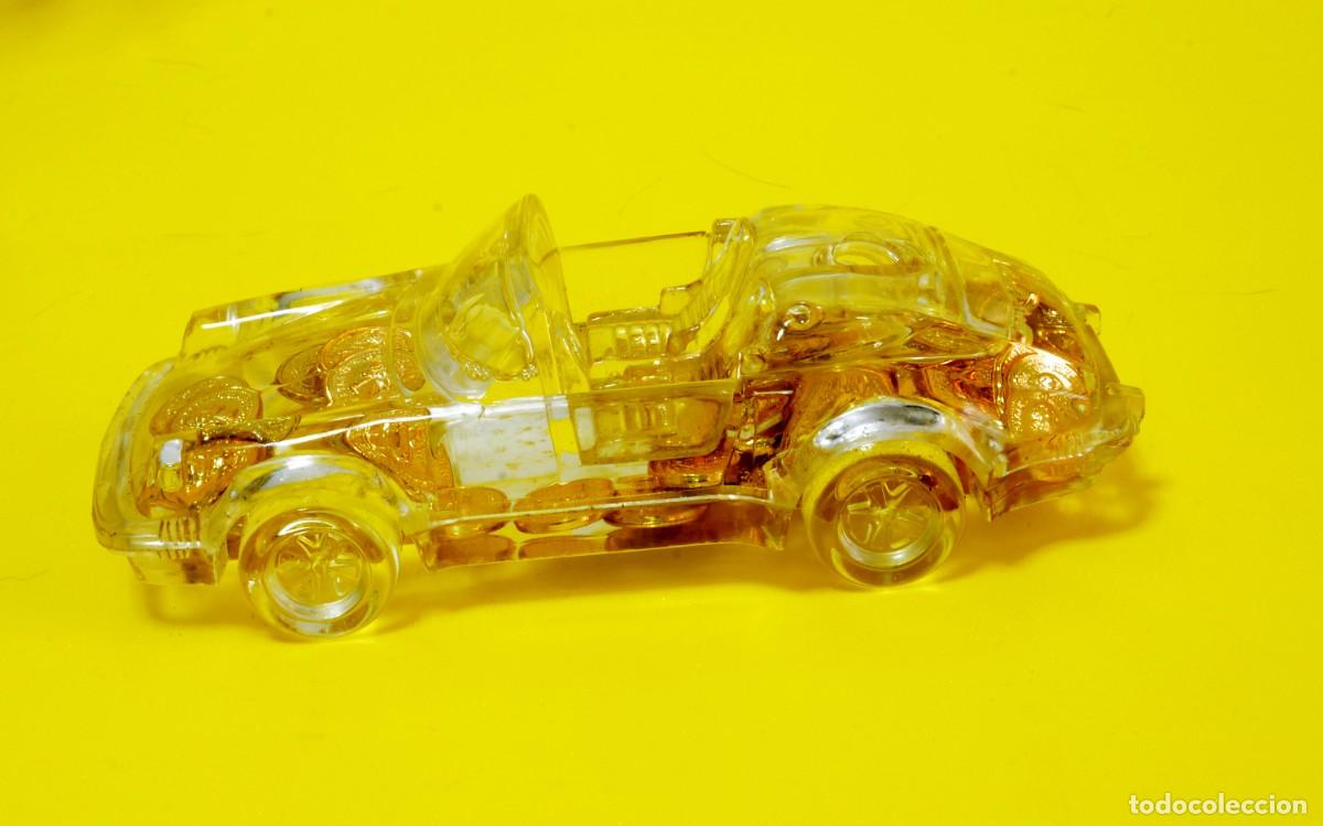 Antig&uuml;edades: Maqueta de Porsche de cristal franc&eacute;s, con detalles de simil monedas antiguas e interior