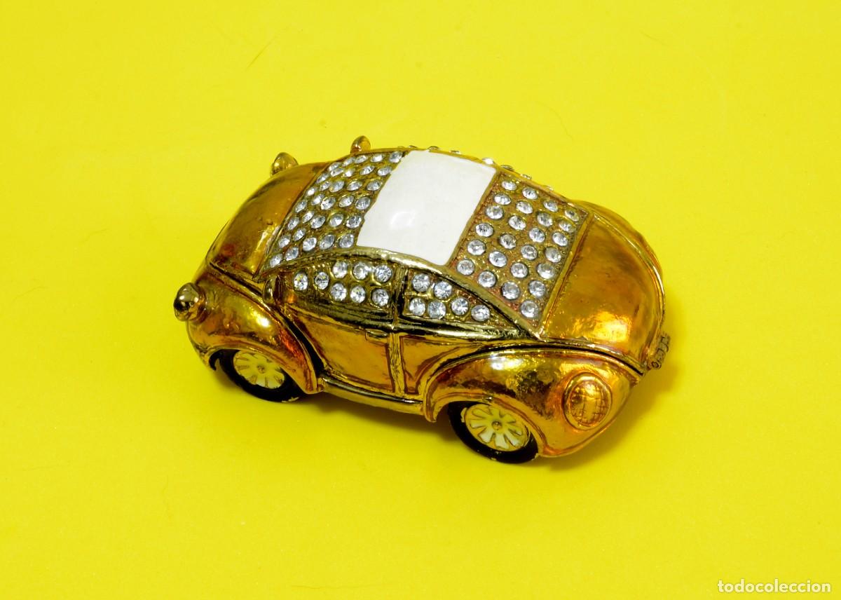 Antig&uuml;edades: Maqueta decorativa de VW Beetle tono oro con incrustaciones de piedras simil Swarovski