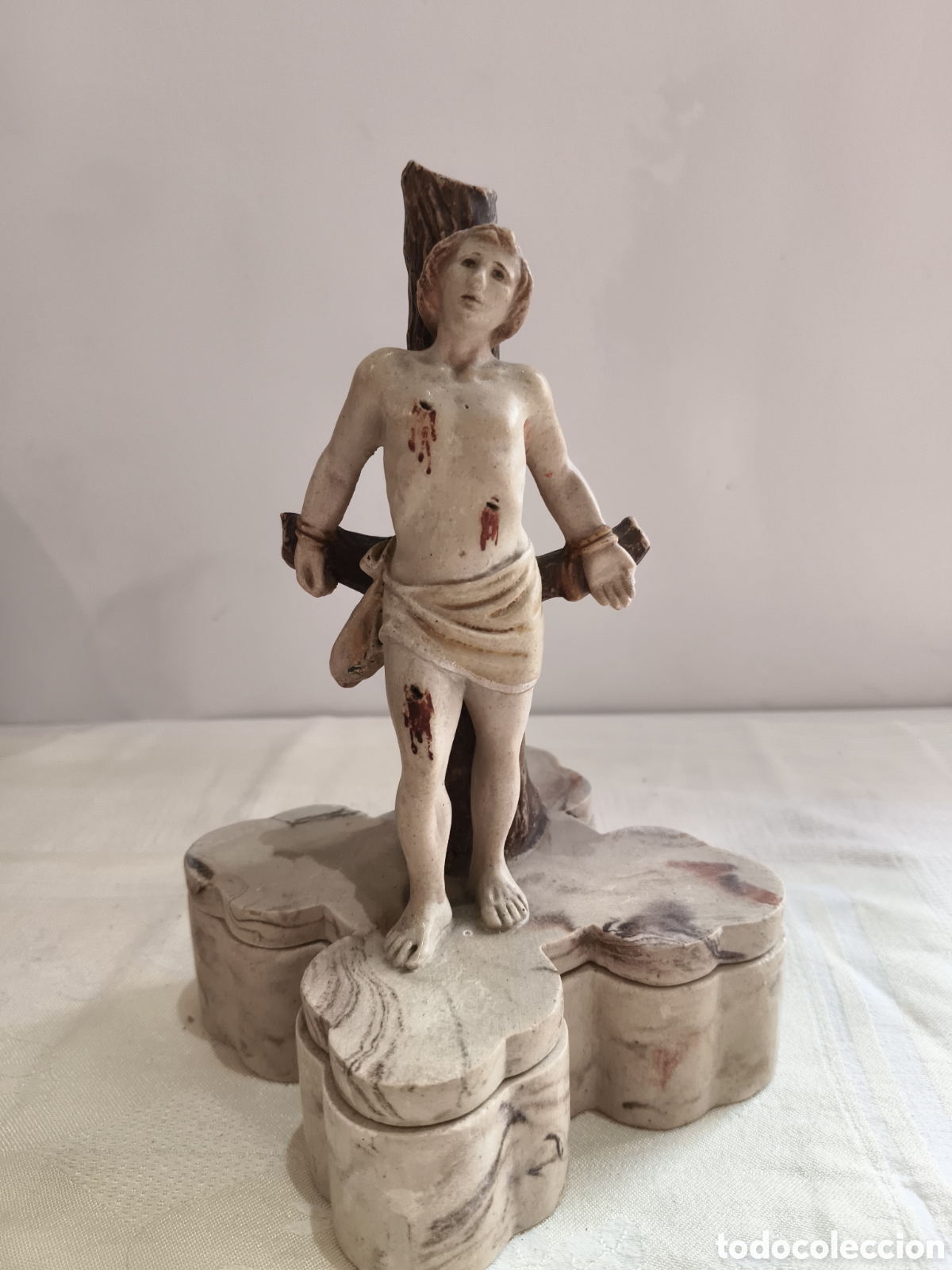 Antig&uuml;edades: Antigua imagen de San Sebasti&aacute;n sobre caja de polvo de alabastro