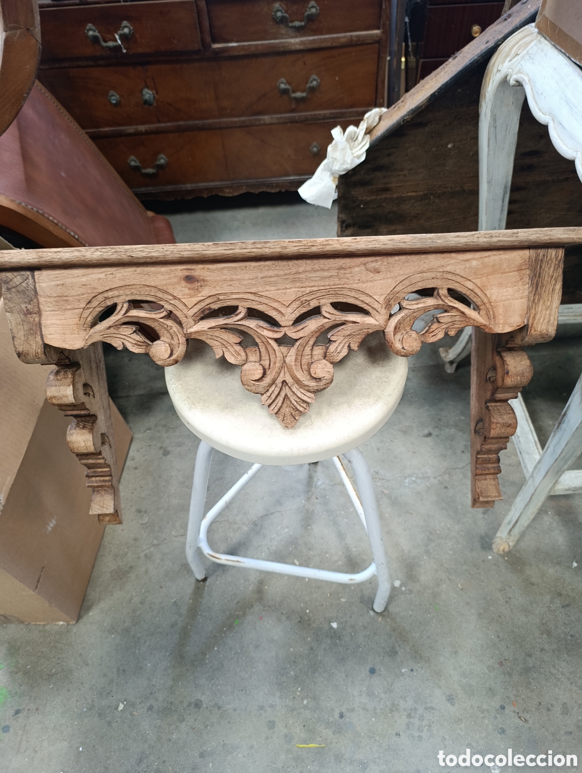 Antig&uuml;edades: estanteria o antigua o valda tallada a mano.