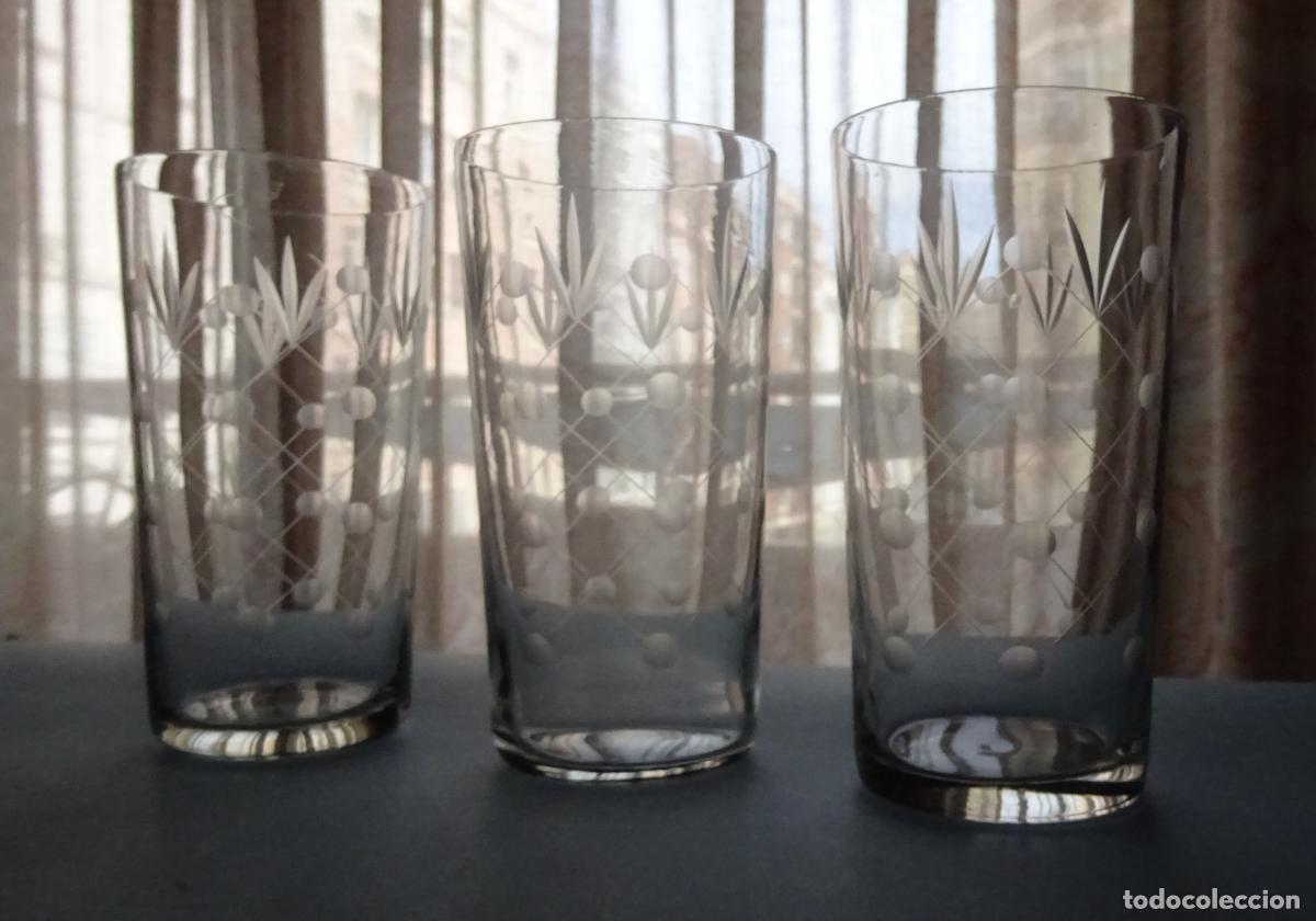 Antig&uuml;edades: LOTE TRES VASOS DE CRISTAL GRABADO Y TALLADO CON MOTIVOS GEOM&Eacute;TRICOS Y FLORALES