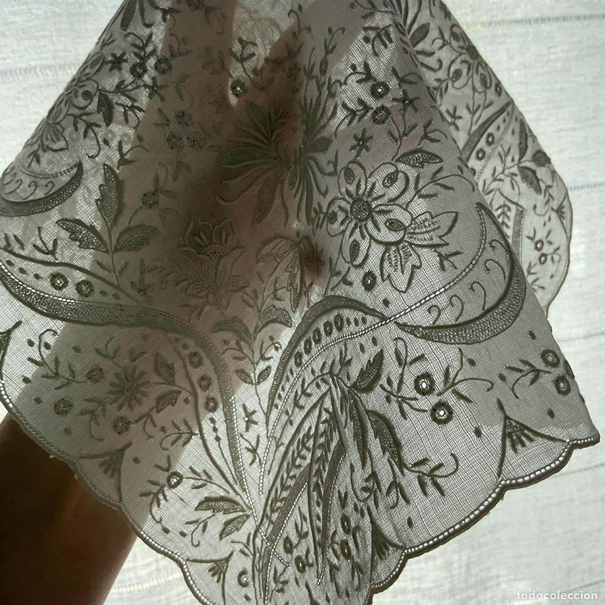 Antiguidades: Pa&ntilde;uelo antiguo con magnifico encaje 30 cm (7.25)