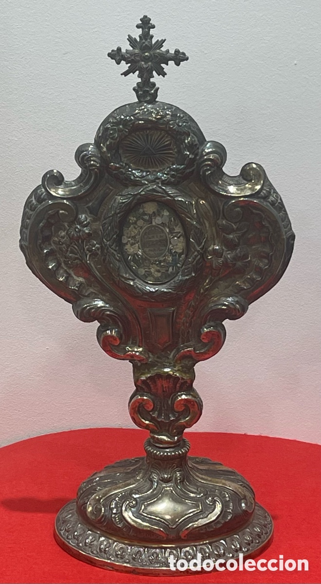 Antig&uuml;edades: Extraordinario relicario, antiguo, de gran tama&ntilde;o, en plata de ley contrastada. 43 cm