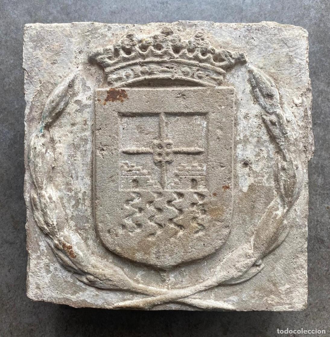 Antig&uuml;edades: Antiguo escudo her&aacute;ldico en piedra tallada, siglo XVIII, blas&oacute;n con corona, cruz y olas de mar.