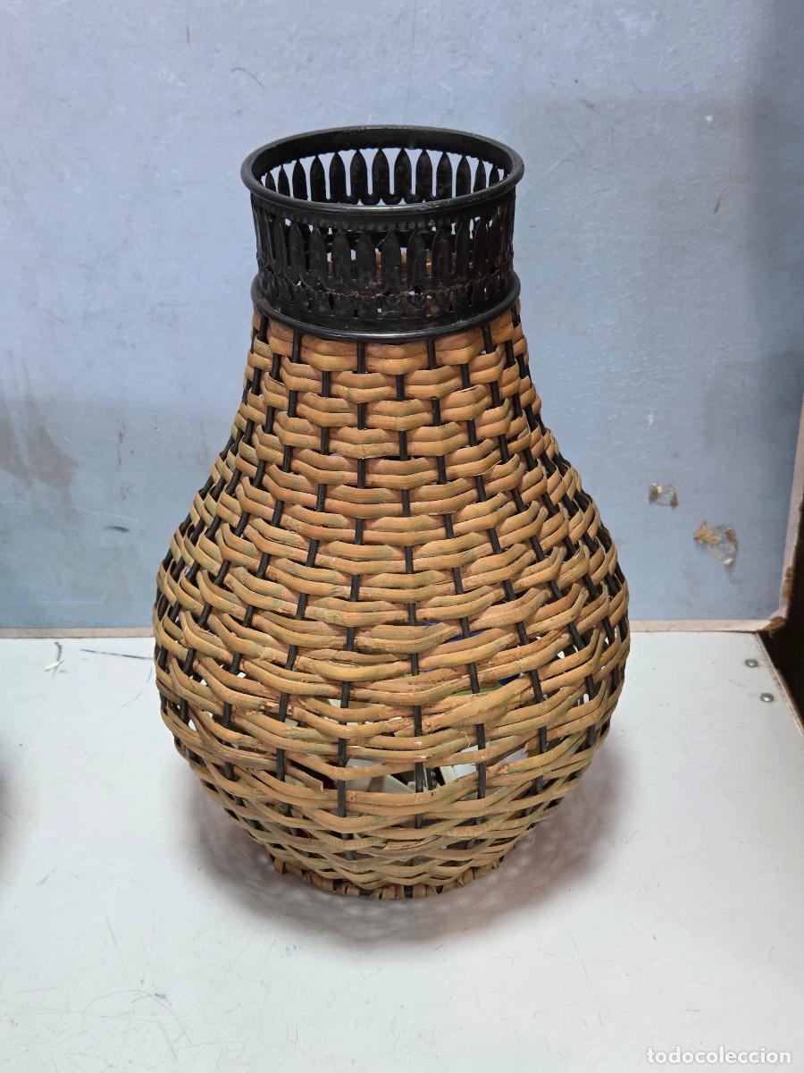 Antig&uuml;edades: jarron de alambre y mimbre