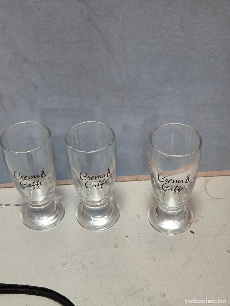 Antig&uuml;edades: 3 vasos de cristal para licor