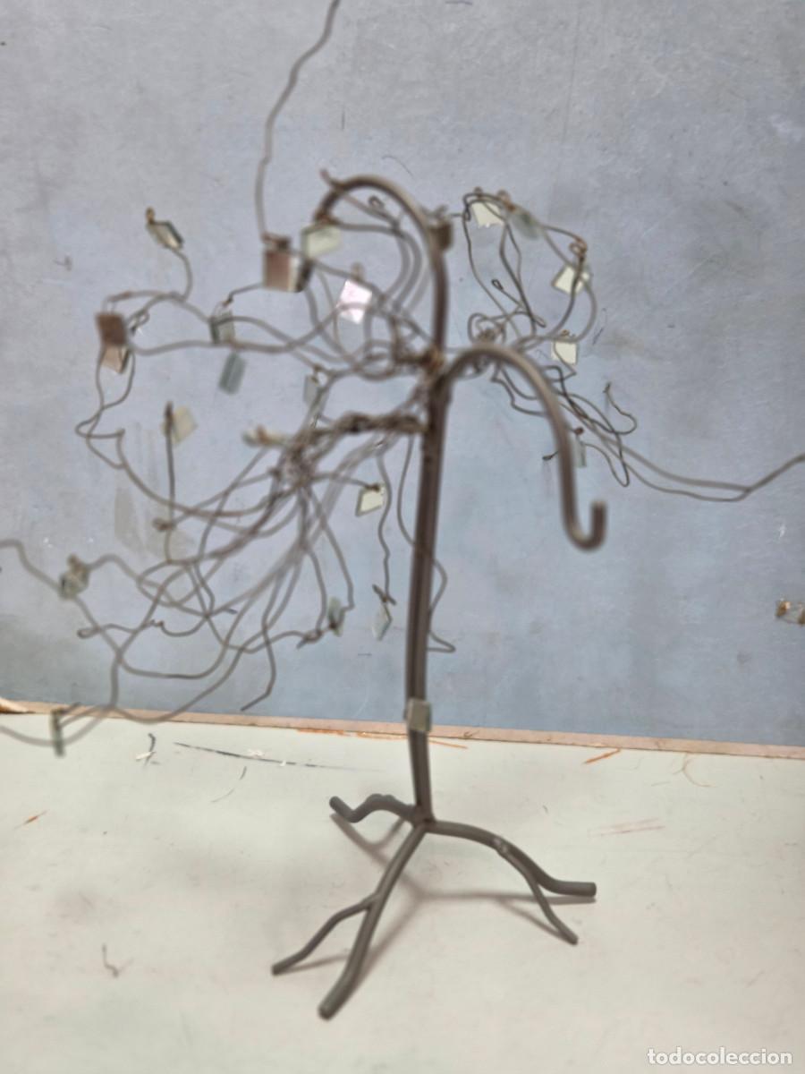 Antig&uuml;edades: arbol de alambre con 2 colgadores