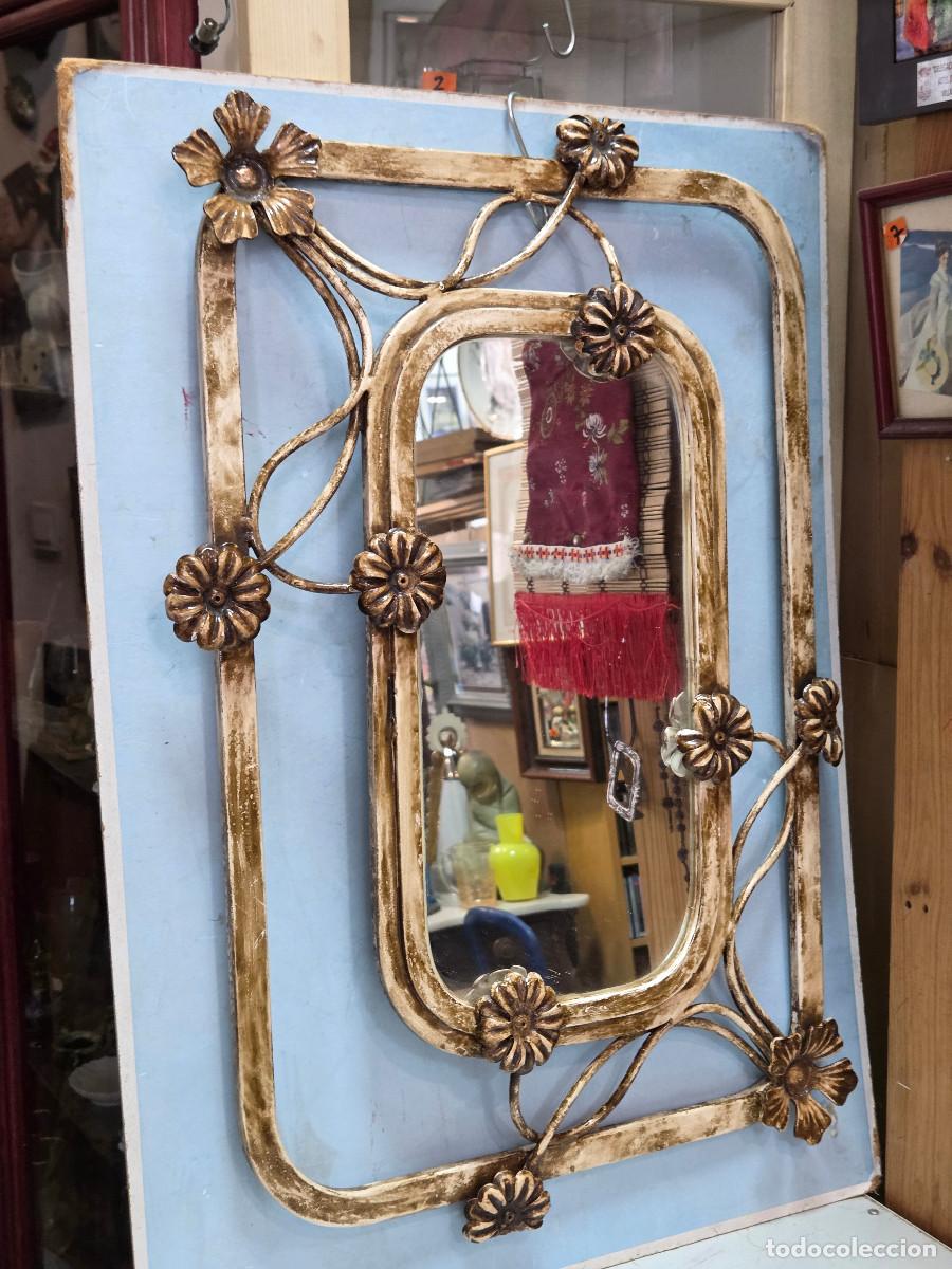 Antig&uuml;edades: espejo de hierro envejecido