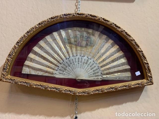 Antig&uuml;edades: Abanico antiguo con abaniquera