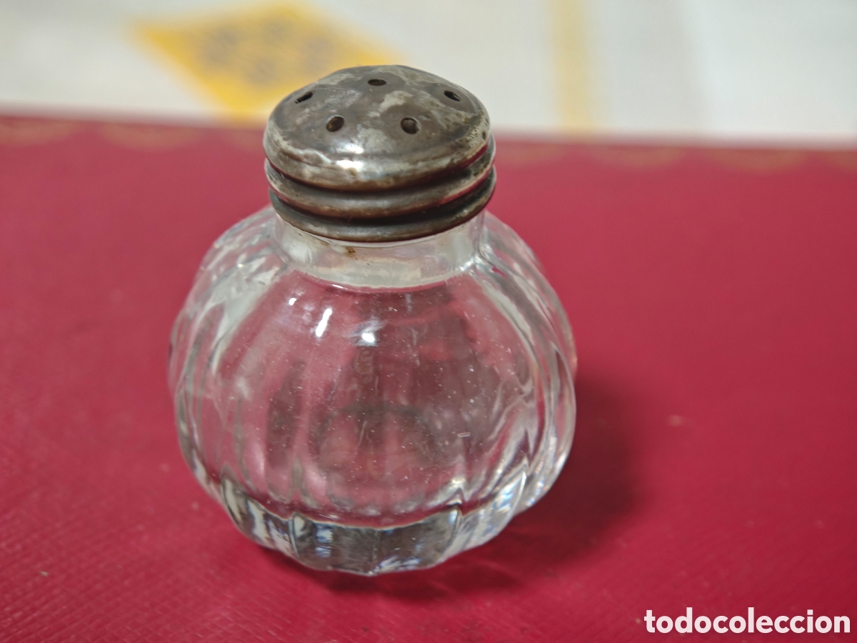 Antig&uuml;edades: Salero de cristal y tap&oacute;n de plata de ley