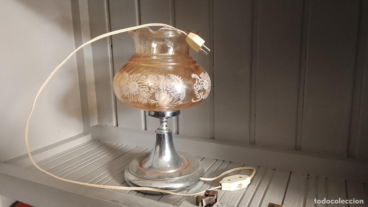 Antig&uuml;edades: ANTIGUA LAMPARA DE MESITA VINTAGE METAL Y TULIPA DE CRISTAL