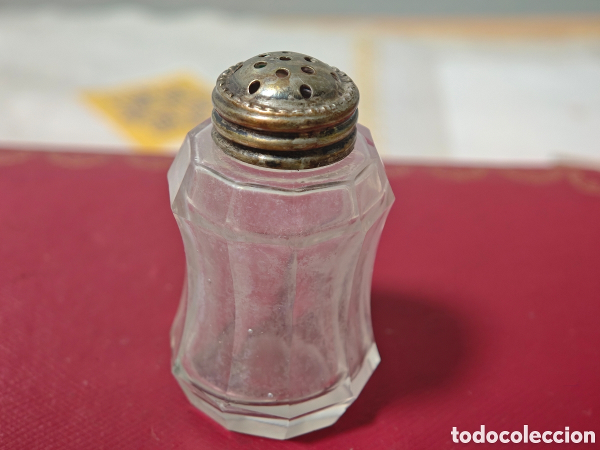 Antig&uuml;edades: Salero en cristal con tap&oacute;n en plata de ley