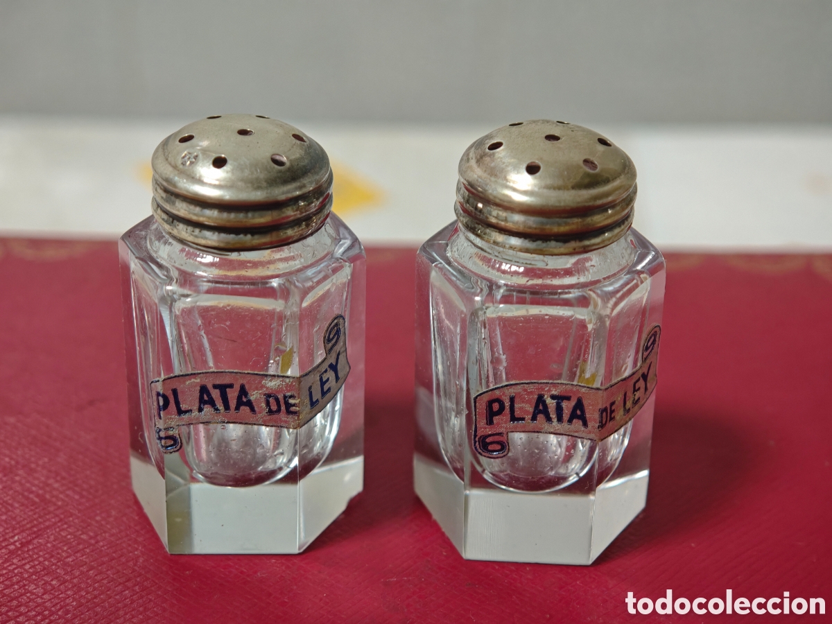 Antig&uuml;edades: Dos saleros en cristal de calidad con tap&oacute;n en plata de ley