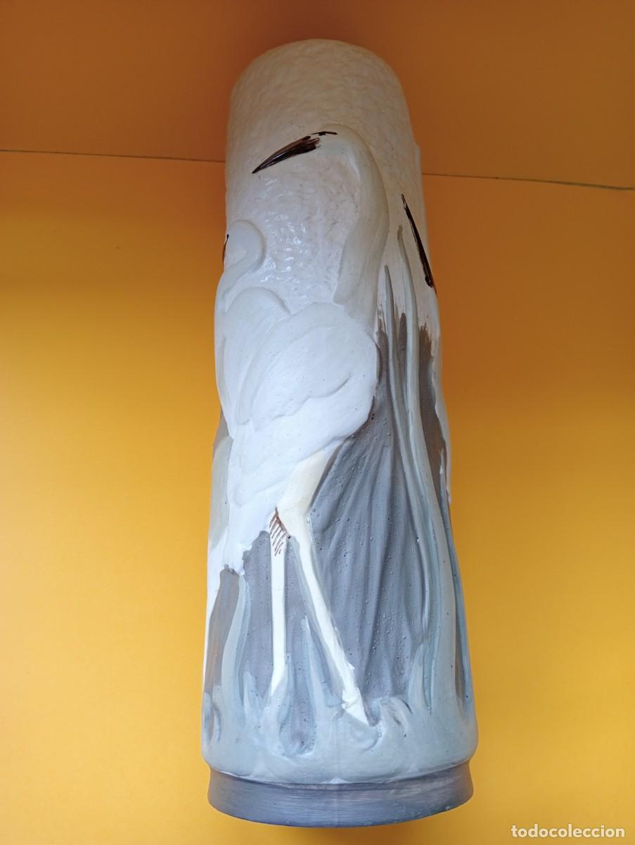 Antig&uuml;edades: Jarr&oacute;n modernista en relieve con aves