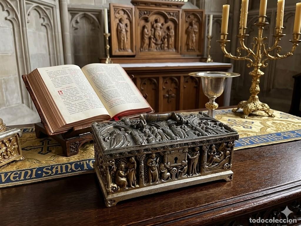 Antig&uuml;edades: Arqueta (o cofre peque&ntilde;o) de estilo neog&oacute;tico. 20x10x8 cm. Peso 2 kilos 700 Gr.