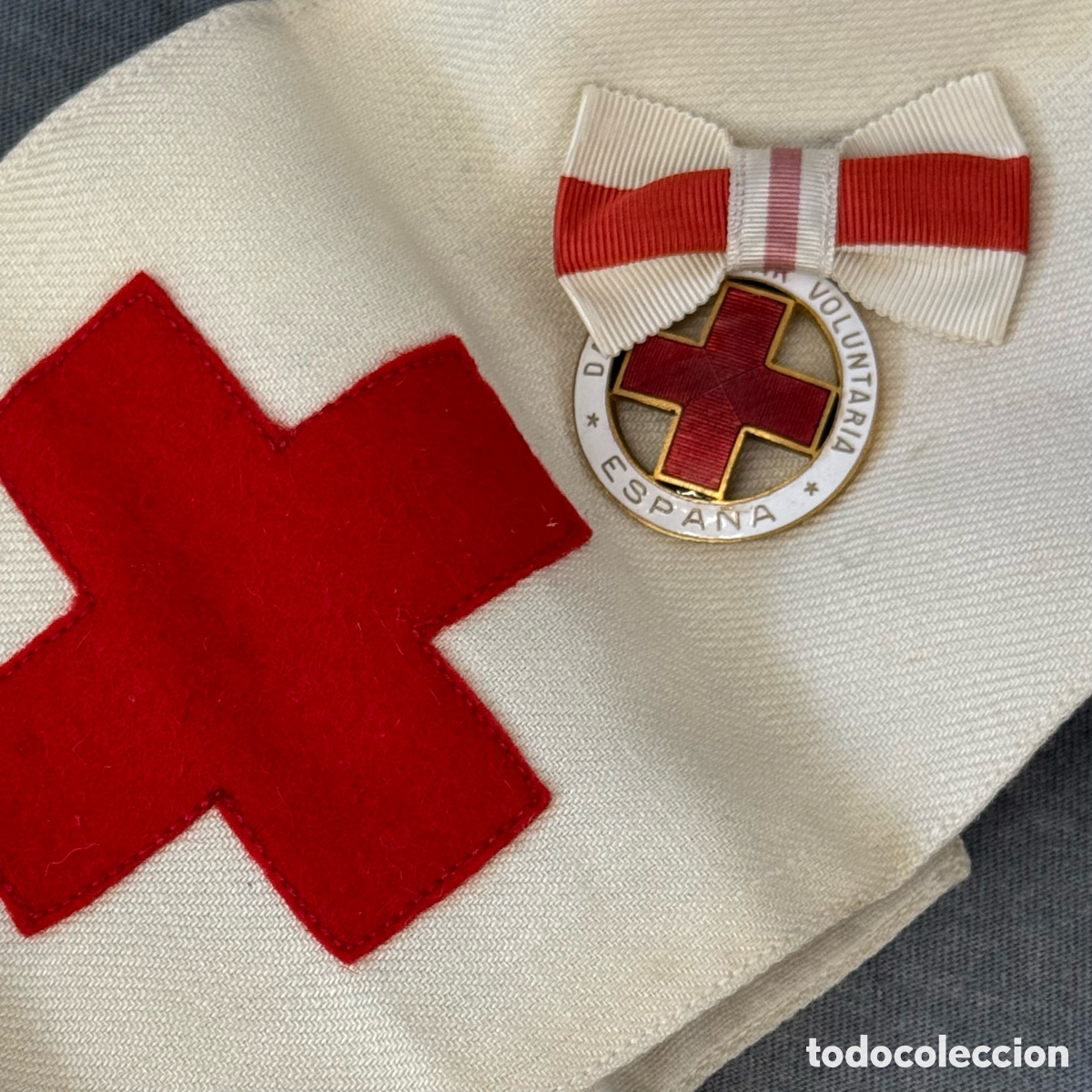 Oggetti Antichi: CRUZ ROJA MEDALLA NUMERADA Y BRAZALETE DE DAMA AUXILAR