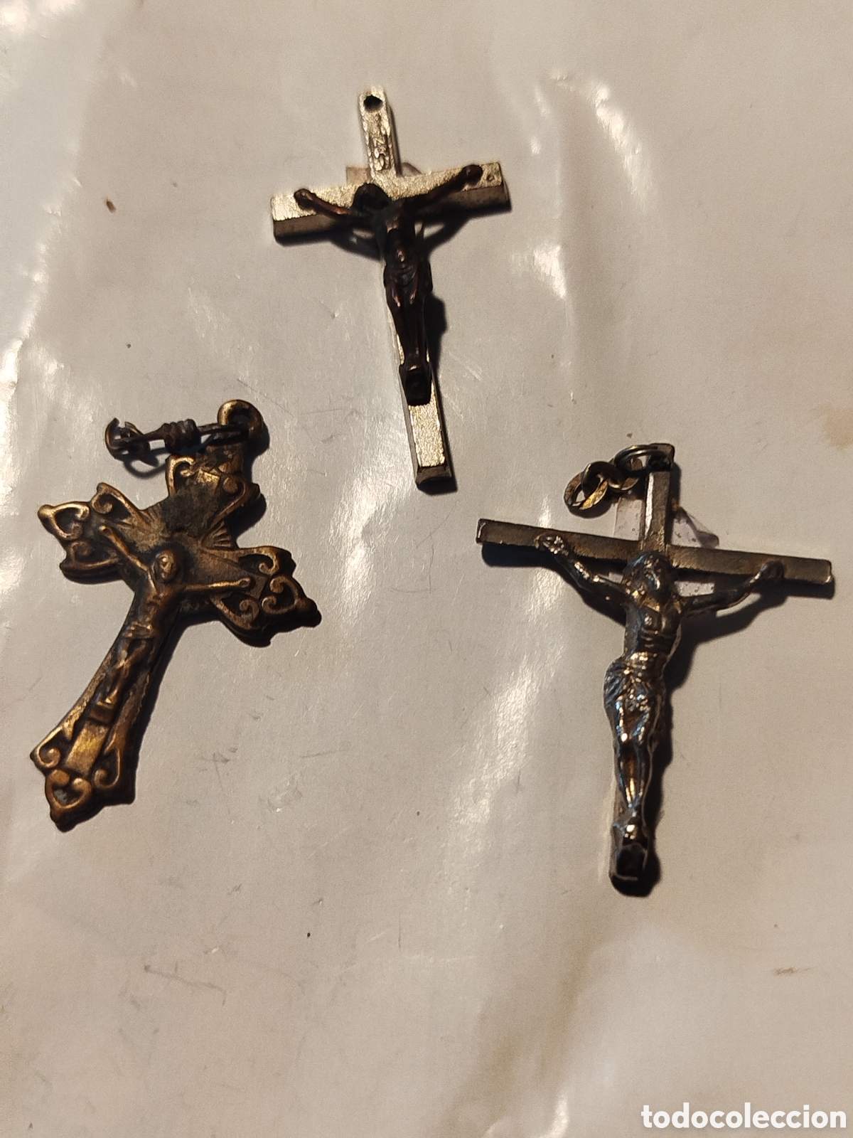 Antig&uuml;edades: 3 crucifijos peque&ntilde;os antiguos