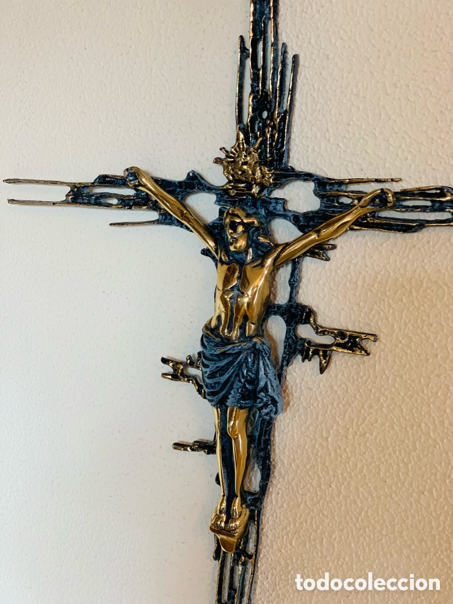 Antig&uuml;edades: crucifijo de bronce patinado para colgar en la pared. - Altura: 60 cm. - ancho 41 ctms