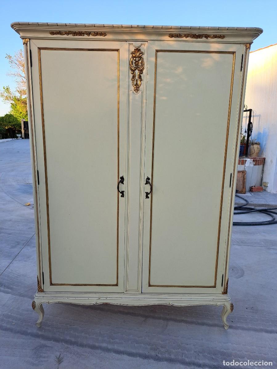 Antig&uuml;edades: Precioso armario ropero estilo Luis XVI, en color blanco roto con decoraciones en dorado, 2 puertas.
