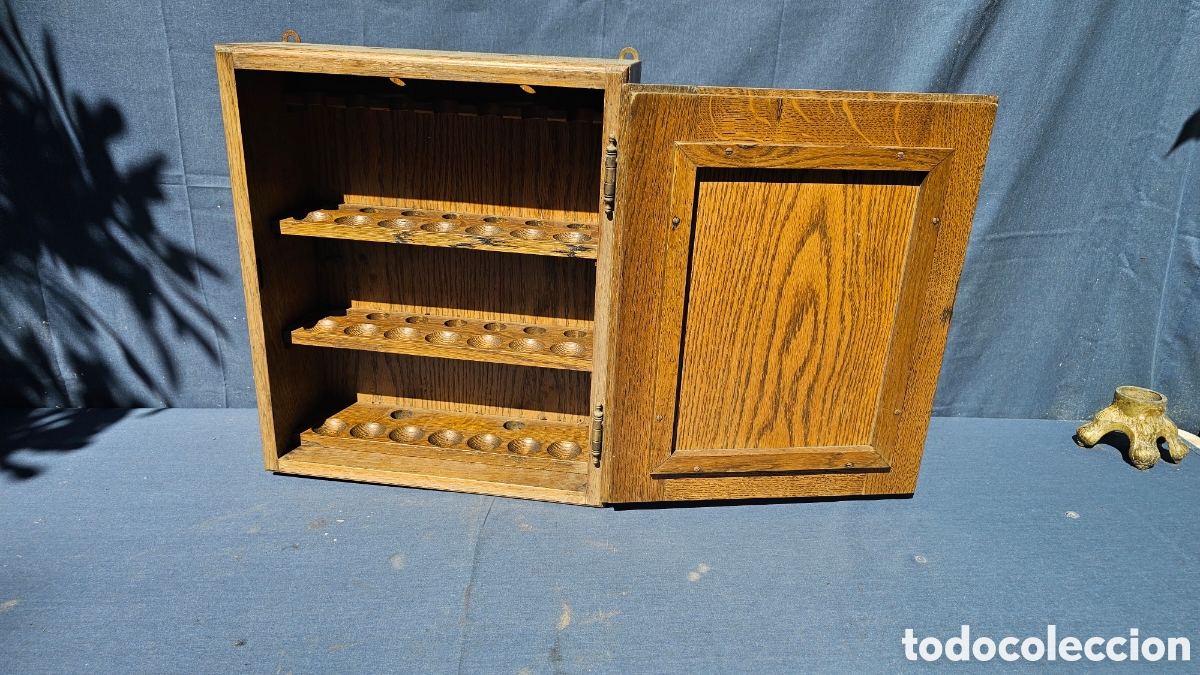 Antig&uuml;edades: Mueble expositor de pipas / cachimbas se madera de roble