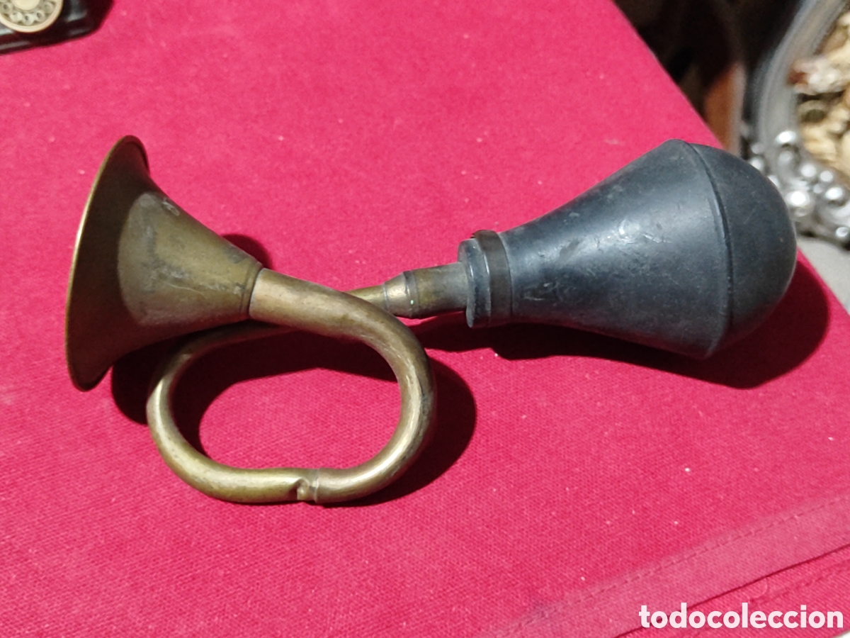 Antig&uuml;edades: Peque&ntilde;a bocina de bronce o lat&oacute;n y goma funcionando