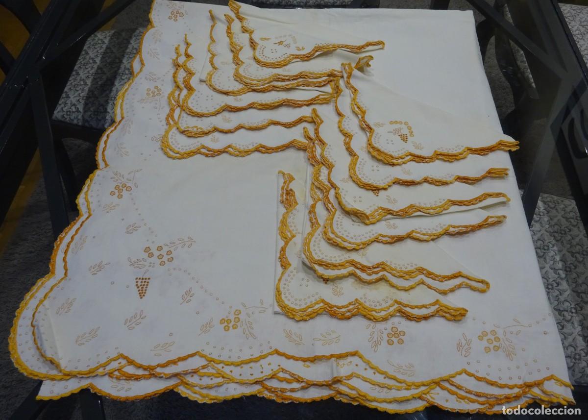 Antig&uuml;edades: ANTIGUA MANTELERIA DE HILO BORDADO CON 12 SERVILLETAS, MANTEL DE 240 X 136 EN DORADO MOSTAZA