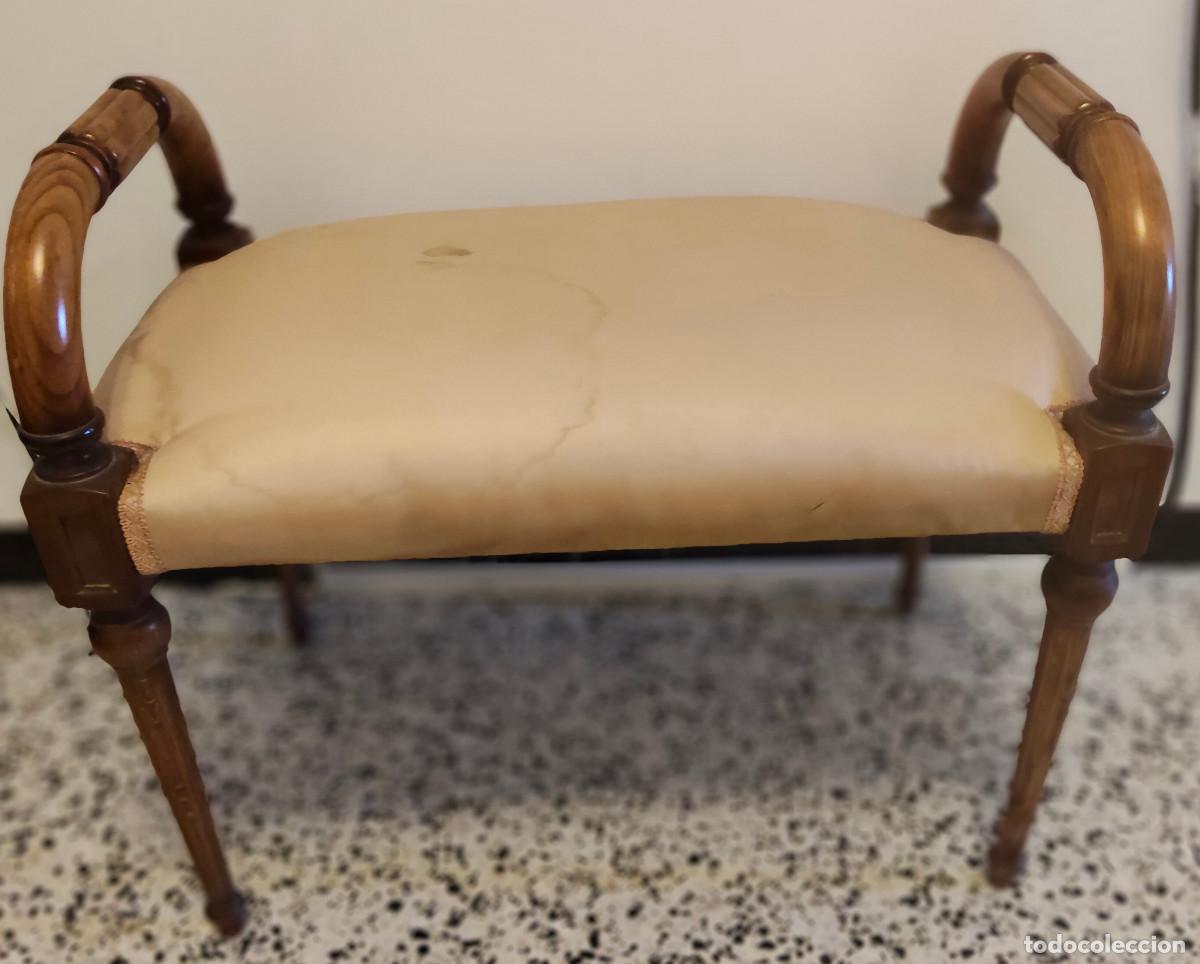 Antig&uuml;edades: Taburete de madera noble - tapizado beige - hay alguna mancha que se puede lavar