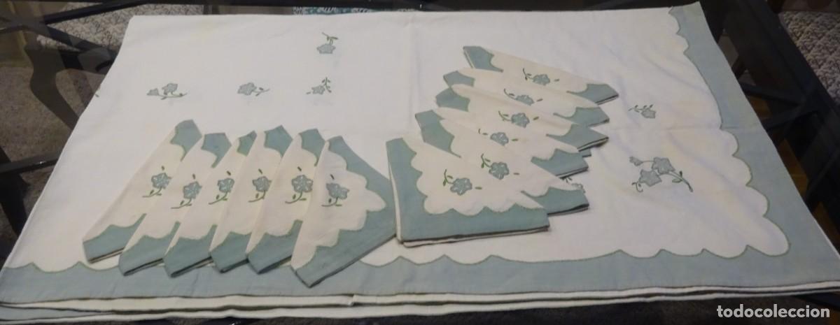 Antig&uuml;edades: ANTIGUA MANTELERIA DE HILO BORDADO EN COLOR VERDE AGUA Y 12 SERVILLETAS A JUEGO, MEDIDAS 220 X 134