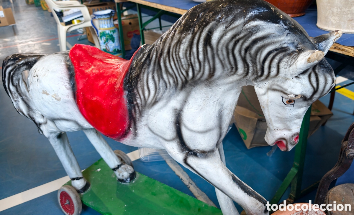 Antig&uuml;edades: Antiguo caballo en cart&oacute;n piedra