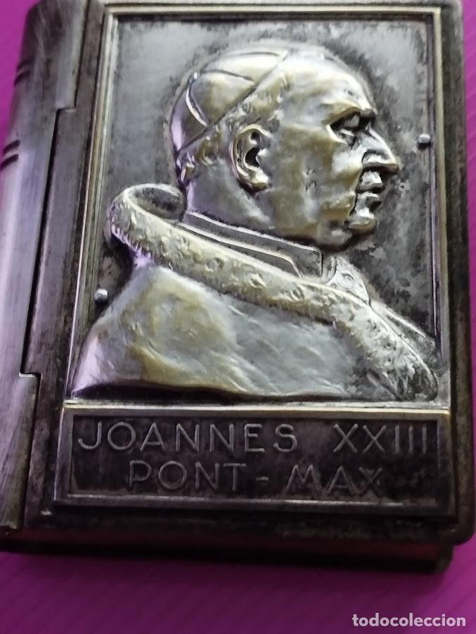 Antig&uuml;edades: Caja met&aacute;lica para rosario con busto de Juan XXIII y Recuerdo Pablo VI