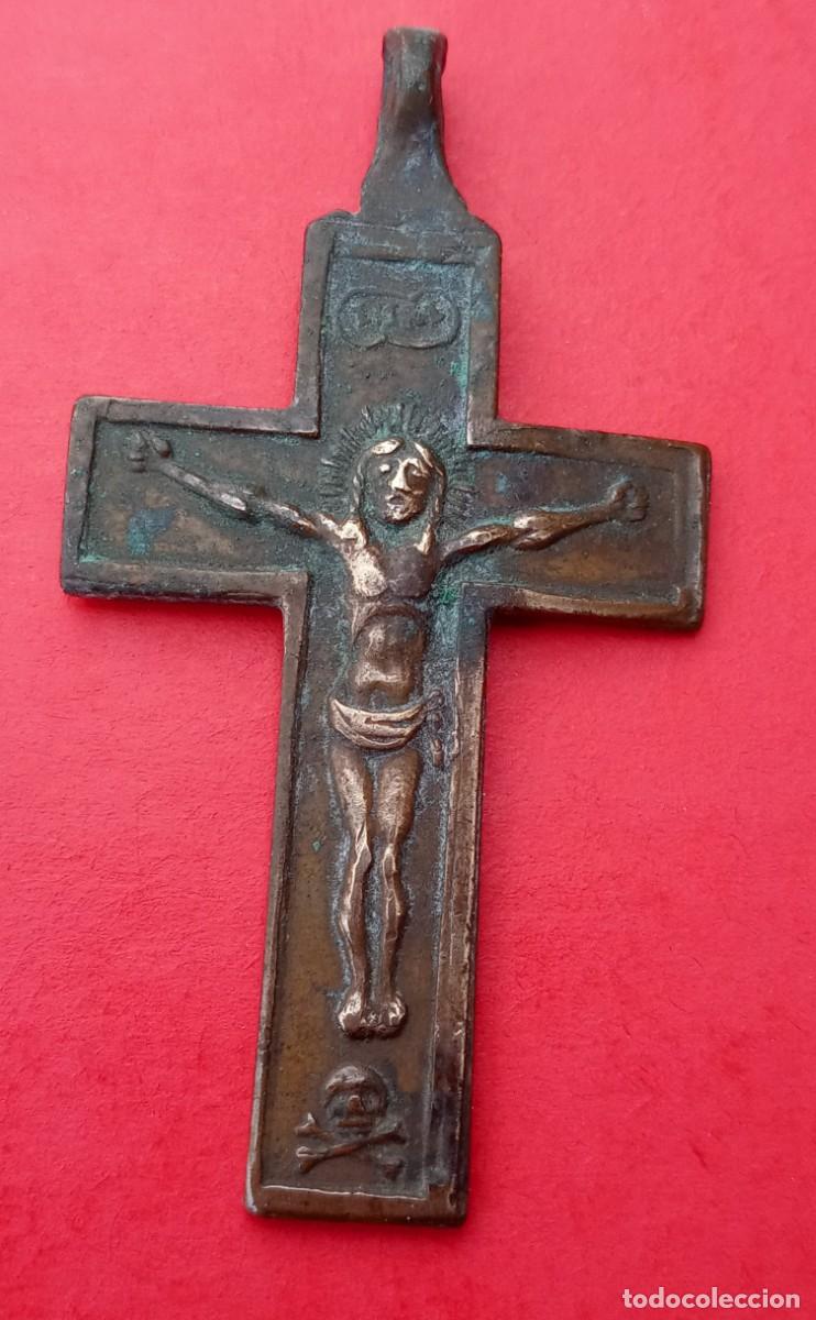 Antig&uuml;edades: Cruz Medalla Siglo XIX con S&iacute;mbolos de la Pasi&oacute;n.