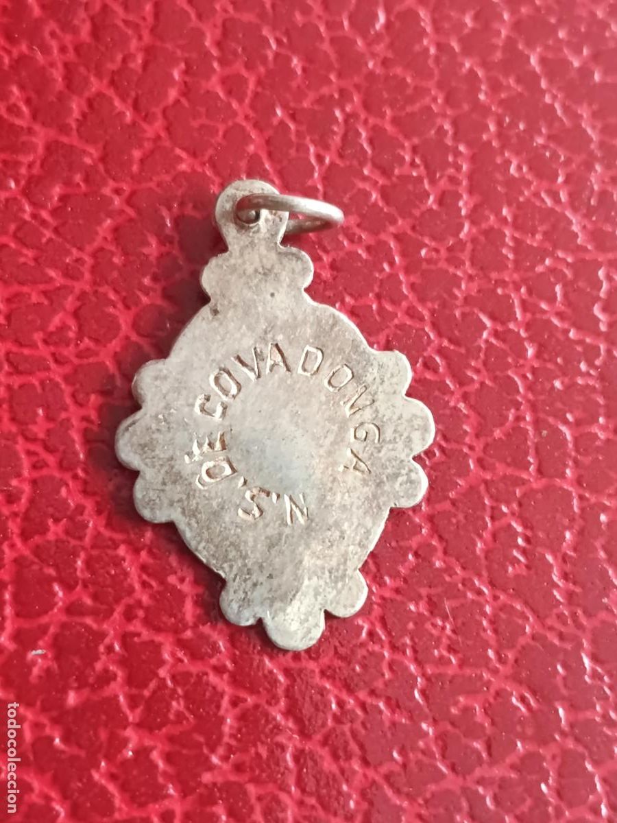 Antig&uuml;edades: Medalla religiosa. Plata. Virgen de Covadonga - Foto 2