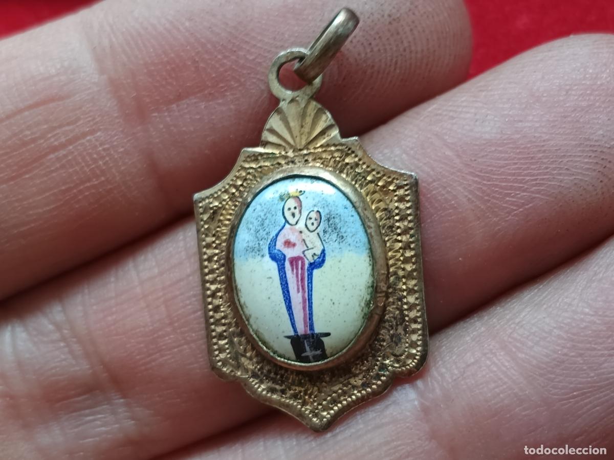 Antig&uuml;edades: Medallita de plata esmaltada a mano