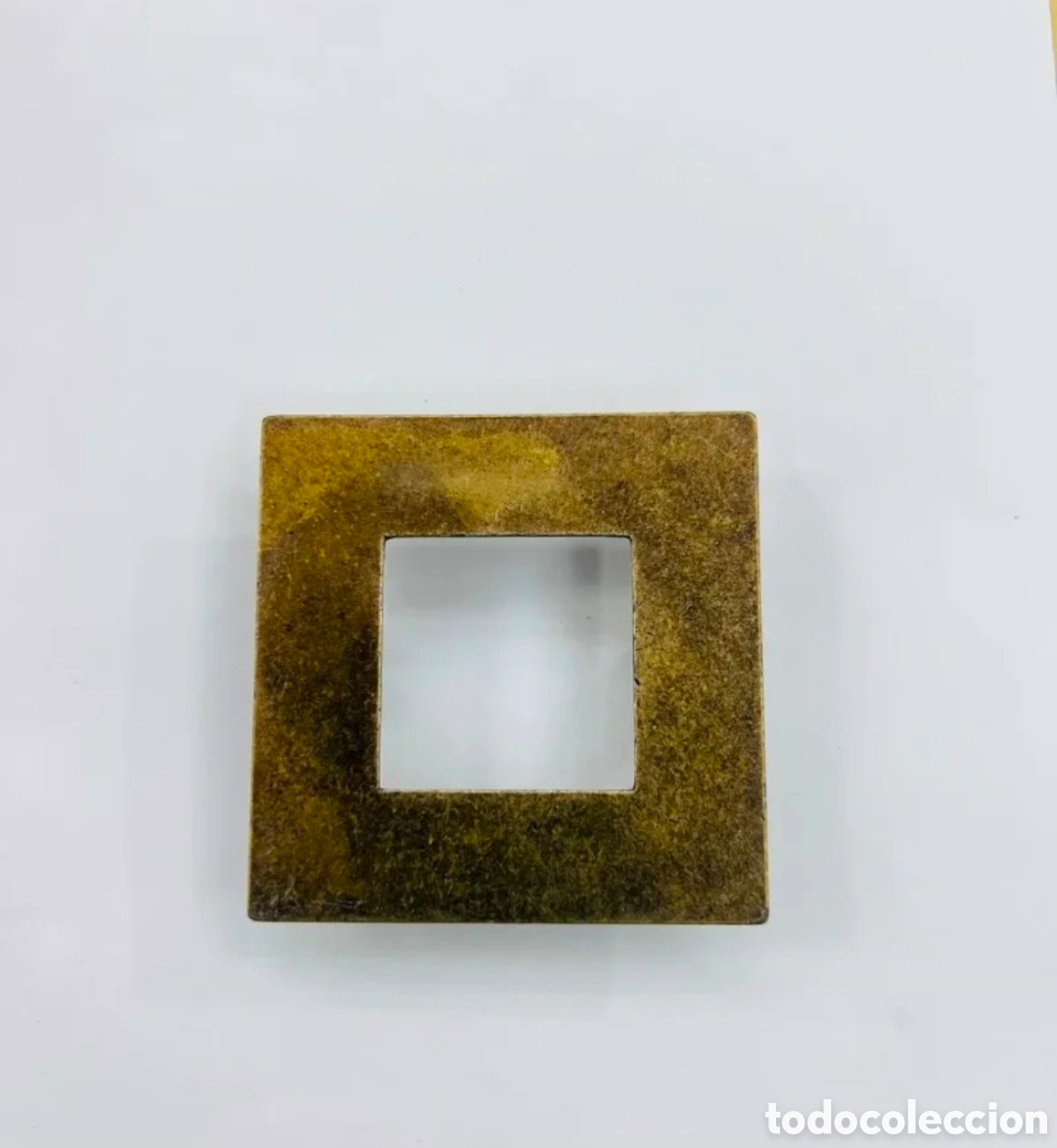 Antig&uuml;edades: Tirador de bronce con un dise&ntilde;o cuadrado y acabado envejecido. - Material: Bronce. - Forma: Cuadrad